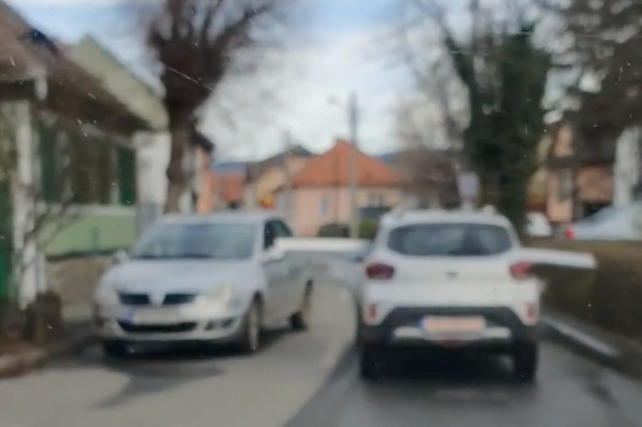 Transport agabaritic, cu Dacia Spring. „Dorel” zgârie și o mașină parcată. / Foto: captură video