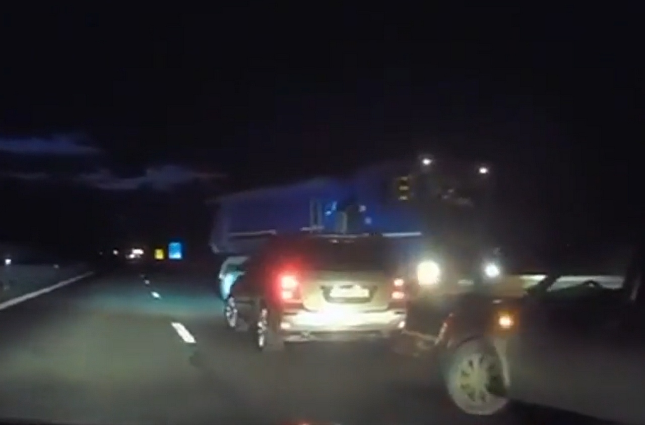 Manevră „kamikaze”, pe A2: O basculantă a întors din 3 bucăți și a luat-o pe constrasens. / Foto: captură video