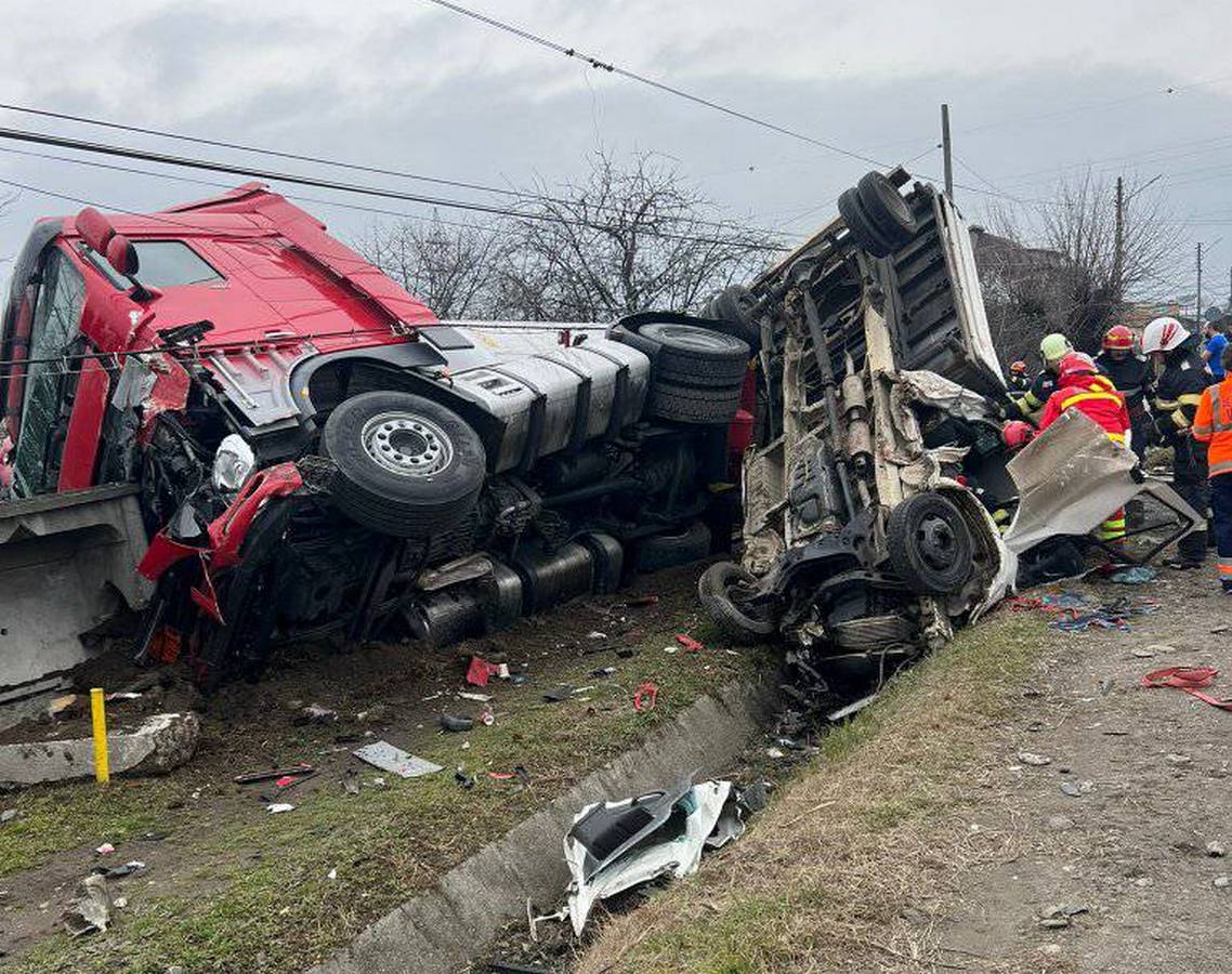 O cisternă cu sodă caustică răsturnată peste un gard, o utilitară în șanț. / Foto: Vocea Vâlcii