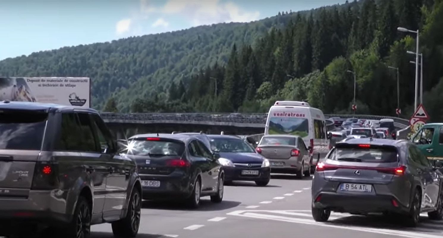 Întoarcere din concediu. Trafic intens pe Valea Parhovei, în staţiunile Comarnic, Buşteni şi Predeal - Foto: captură YouTube