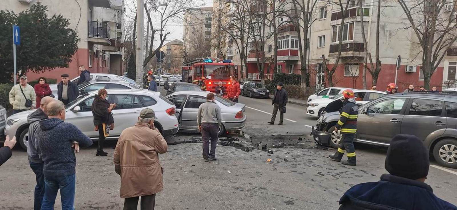 Un BMW n-a dat prioritate. A fost lovit și aruncat în 3 mașini parcate. / Foto: bihon.ro
