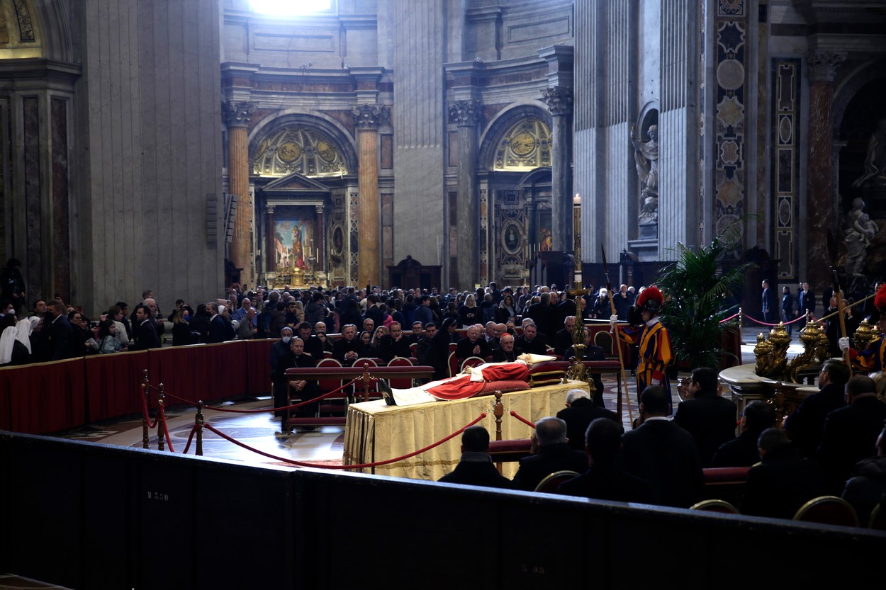 Papa Benedict al XVI-lea, condus pe ultimul drum la Vatican. Papa Francisc va prezida funeraliile - FOTO: Profimedia