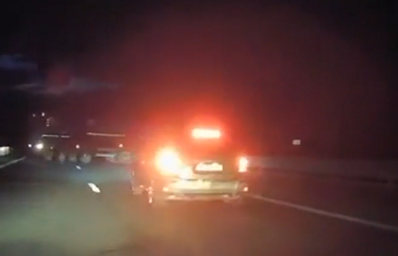 Manevră „kamikaze”, pe A2: O basculantă a întors din 3 bucăți și a luat-o pe constrasens. / Foto: captură video
