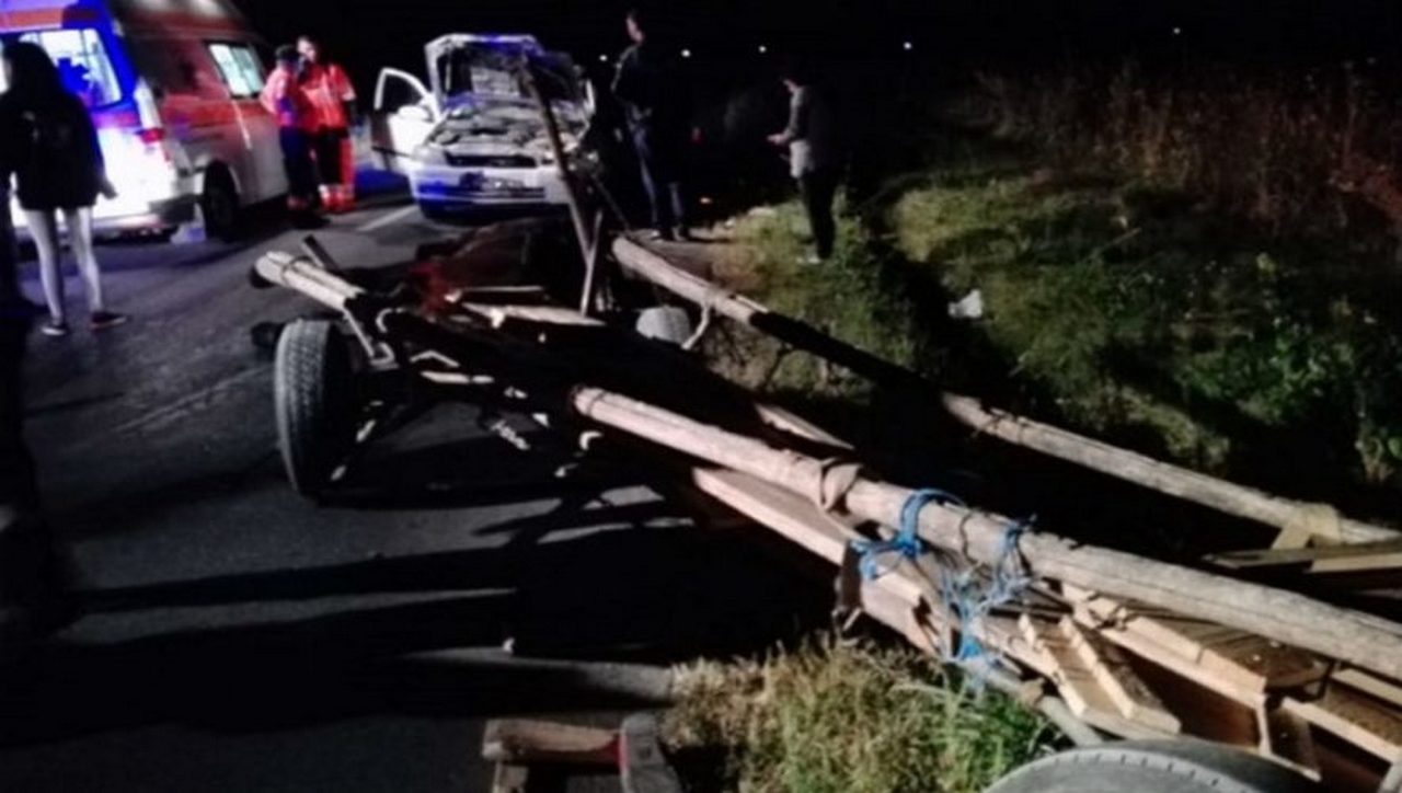 O mașină s-a înfipt într-o căruță pe DN 79: 7 victime, 4 au fost duse la spital. - Foto: glsa.ro