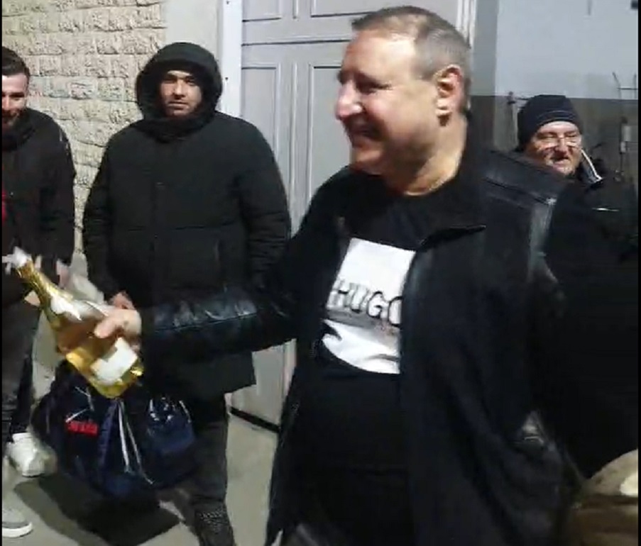 Interlopul Petre Geamănu, care a aruncat doi nepalezi la câini, a petrecut în fața arestului Foto: captură video Facebook