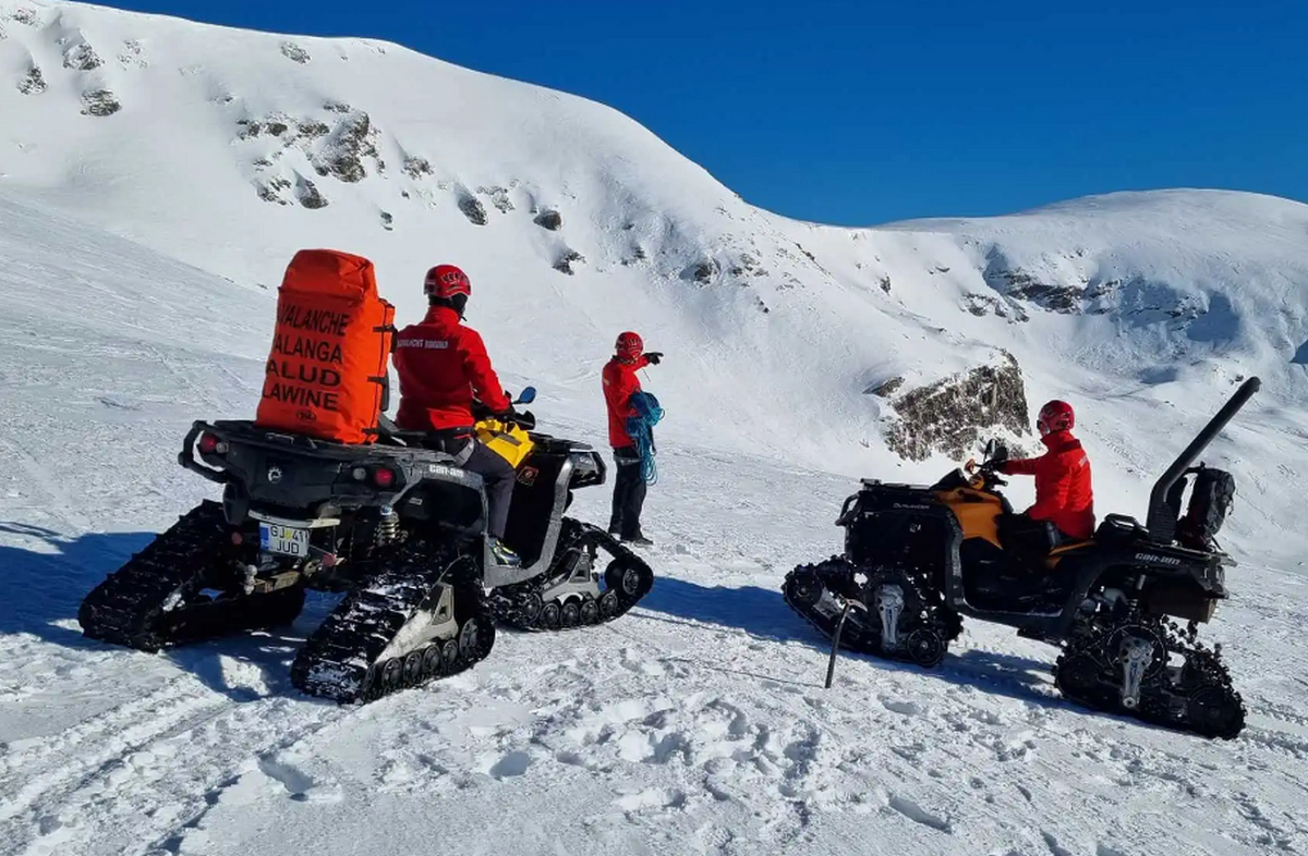 Grup de schiori străini, surprins de o avalanșă în Munții Rodnei. Cel puțin un mort și doi răniți. - Foto: Facebook/Salvamont Romania