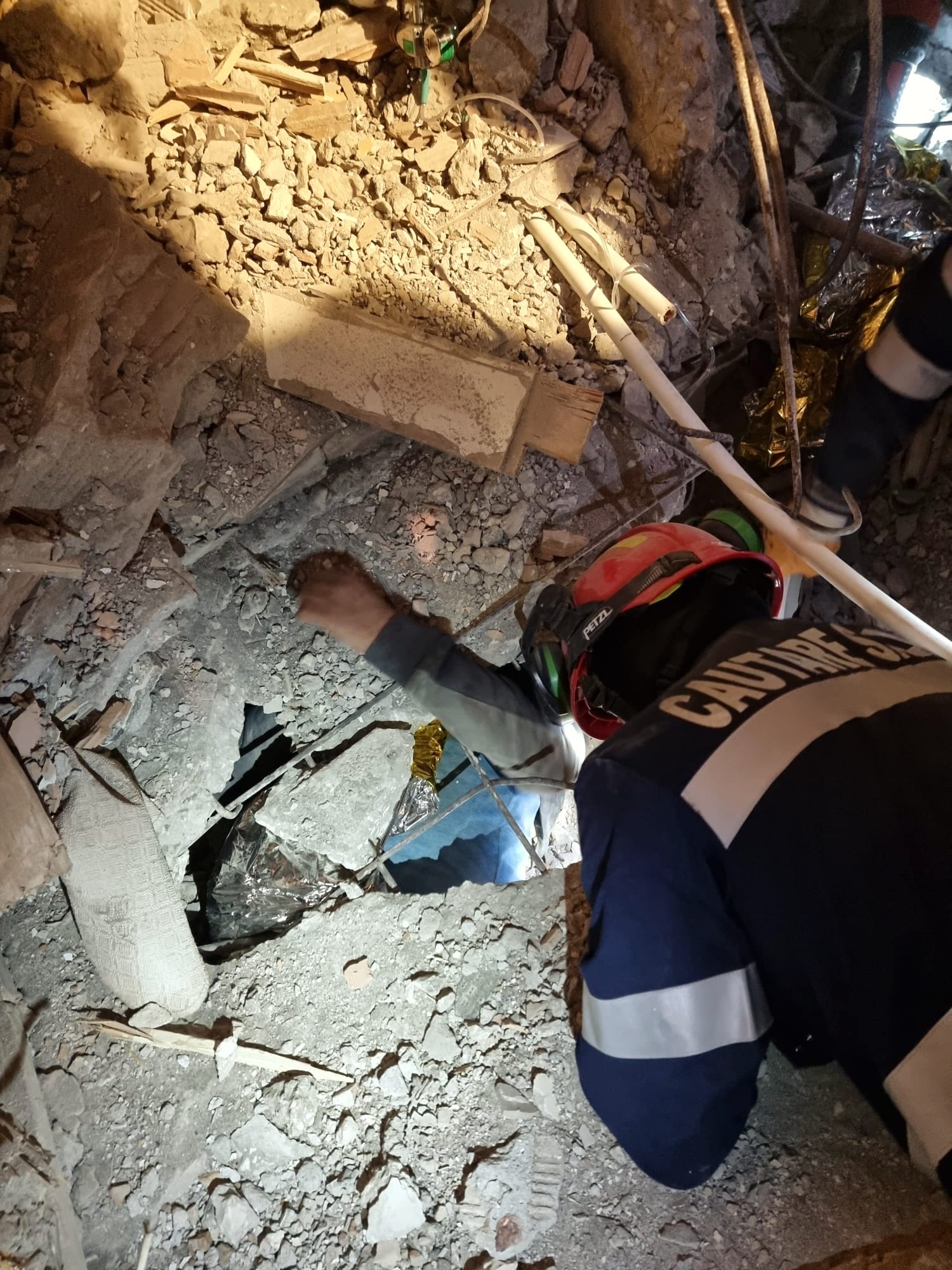 Salvatorii români au recuperat un bărbat prins sub dărâmături după o operațiune de 12 ore - Foto: Facebook / DSU