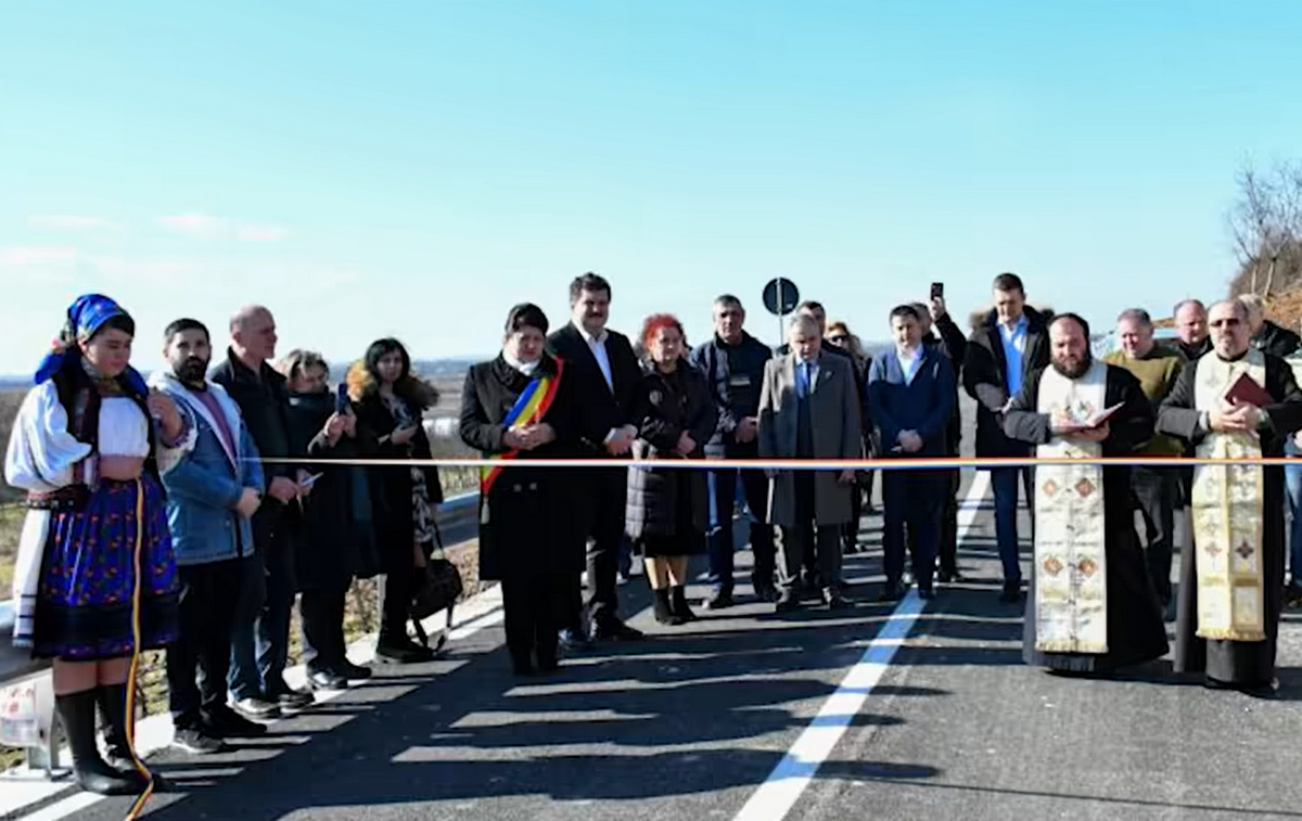 Drum de 1 milion €, care nu duce nicăieri, sfințit și inaugurat cu pompă. - Foto: captură video