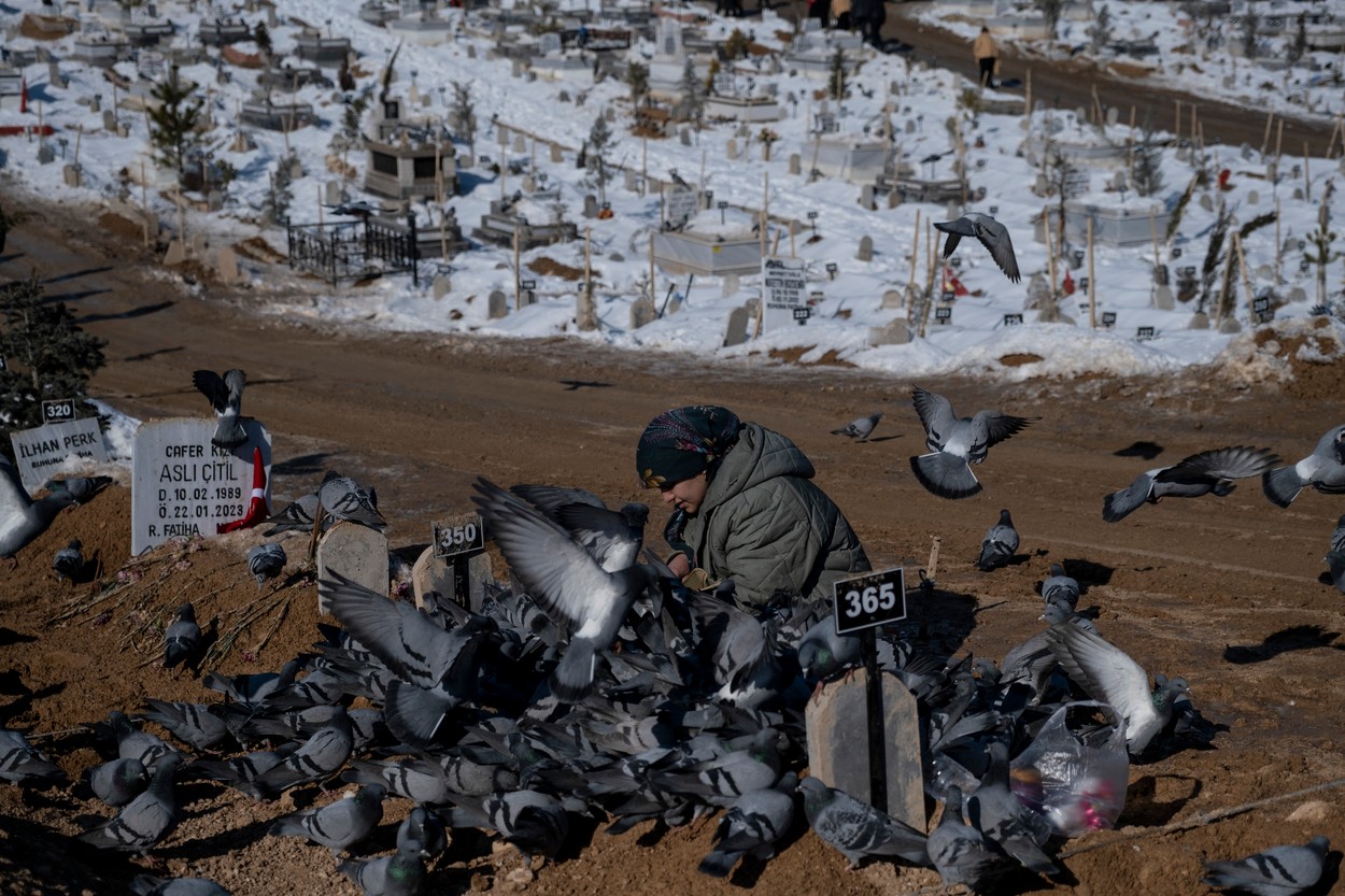 În zonele distruse de cutremure din Turcia și Siria nu mai sunt locuri în cimitire și sicrie - Foto: Profimedia