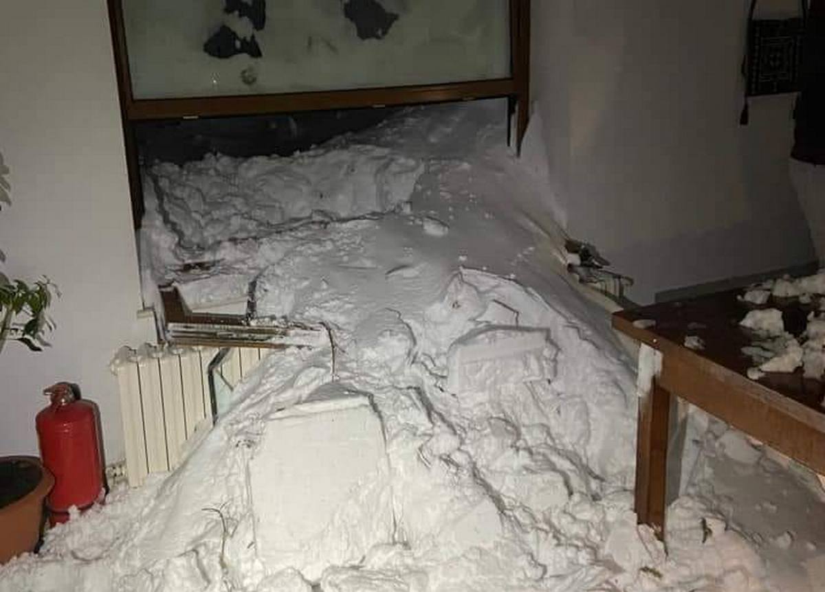 Cabana Capra din Munţii Făgăraş și mai multe mașini, avariate de o avalanșă puternică. / Foto: Facebook / Avalanse in Carpati