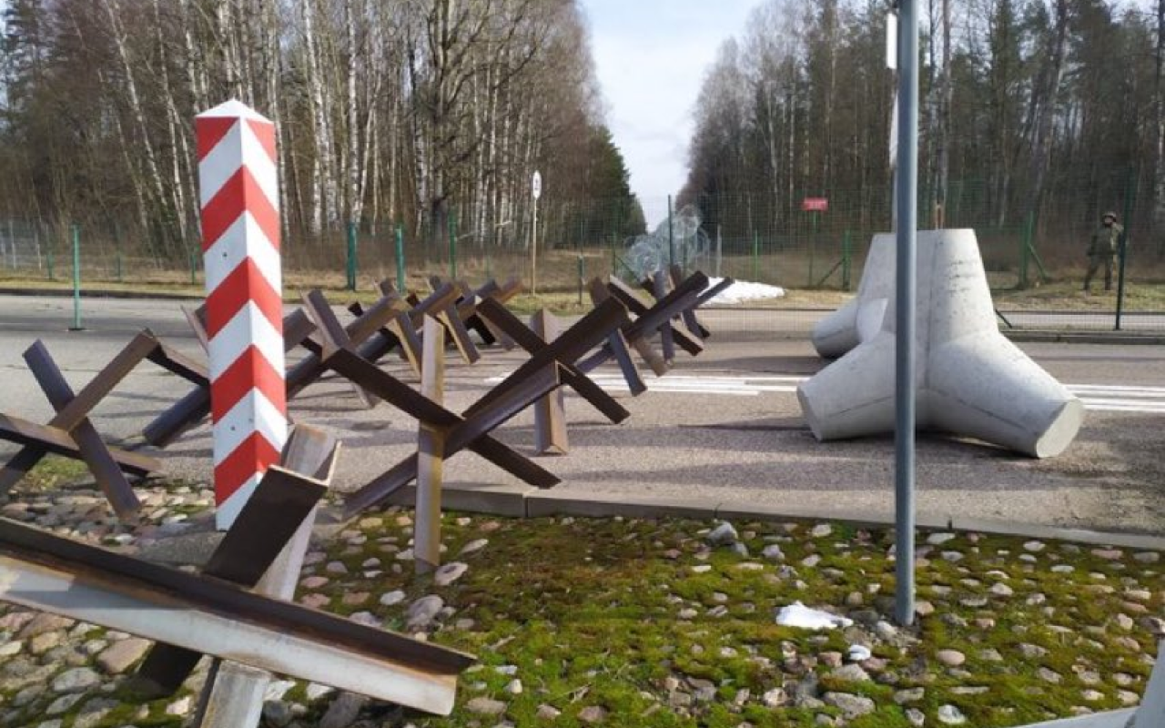 Lituania ia în calcul construirea unor bariere antitanc la granița cu Belarus, așa cum face Polonia - FOTO: Twitter/@mblaszczak