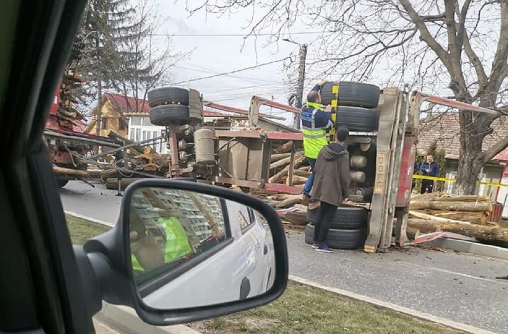 Remorca s-a răsturnat pe șosea Foto: Facebook/Poliția Locală Pașcani