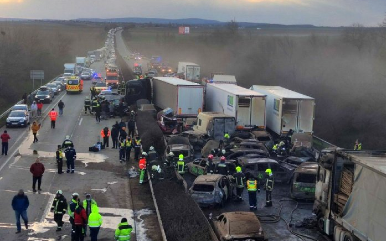Peste 30 de răniți într-un accident pe o autostradă. Au fost implicate 42 de autovehicule - Foto: Twitter/ KoskovicsZ