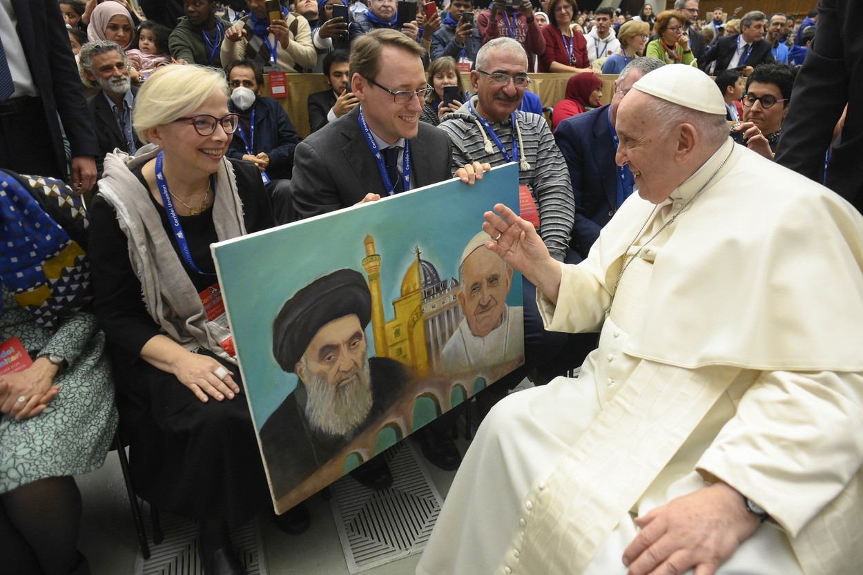 Papa Francisc, în timpul unei audiențe acordate refugiaților veniți în Europa  prin intermediul culoarelor umanitare - Foto: Profimedia Images