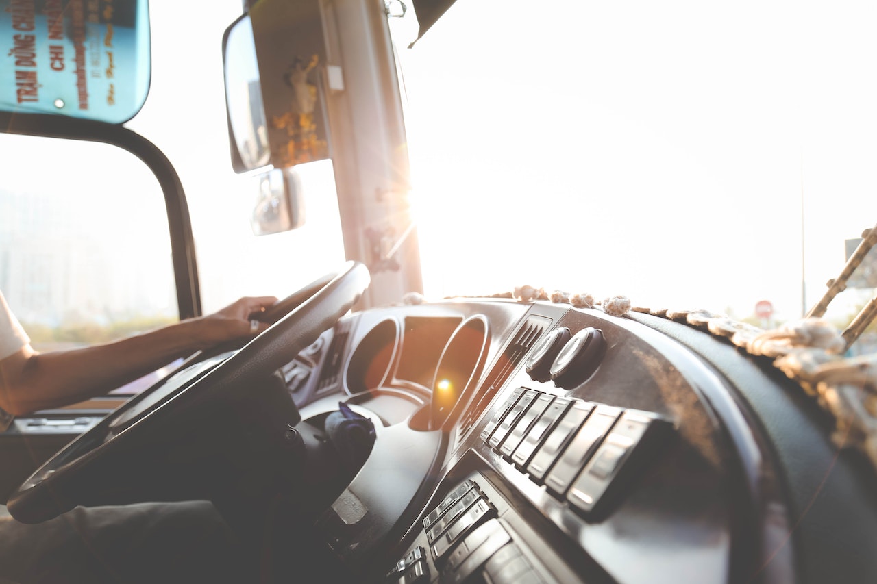 Un TIR-ist de 51 de ani a întors în mijlocul autostrăzii și a luat-o pe contrasens. A dat de poliție. - Foto: pexels.com/ Lê Minh