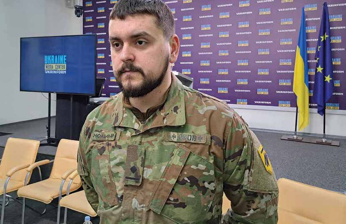 Șeful Departamentului de comunicare al Cartierului General din Mariupol, maior în Detașamentul de Operațiuni Speciale Azov este supranumit „Molfar„