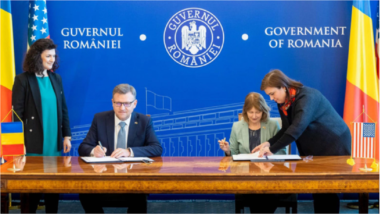 Documentele au fost semnate de ministrul Muncii, Marius Budăi, şi ambasadorul SUA la Bucureşti, Kathleen Kavalec- Foto: Facebook / Marius Budăi