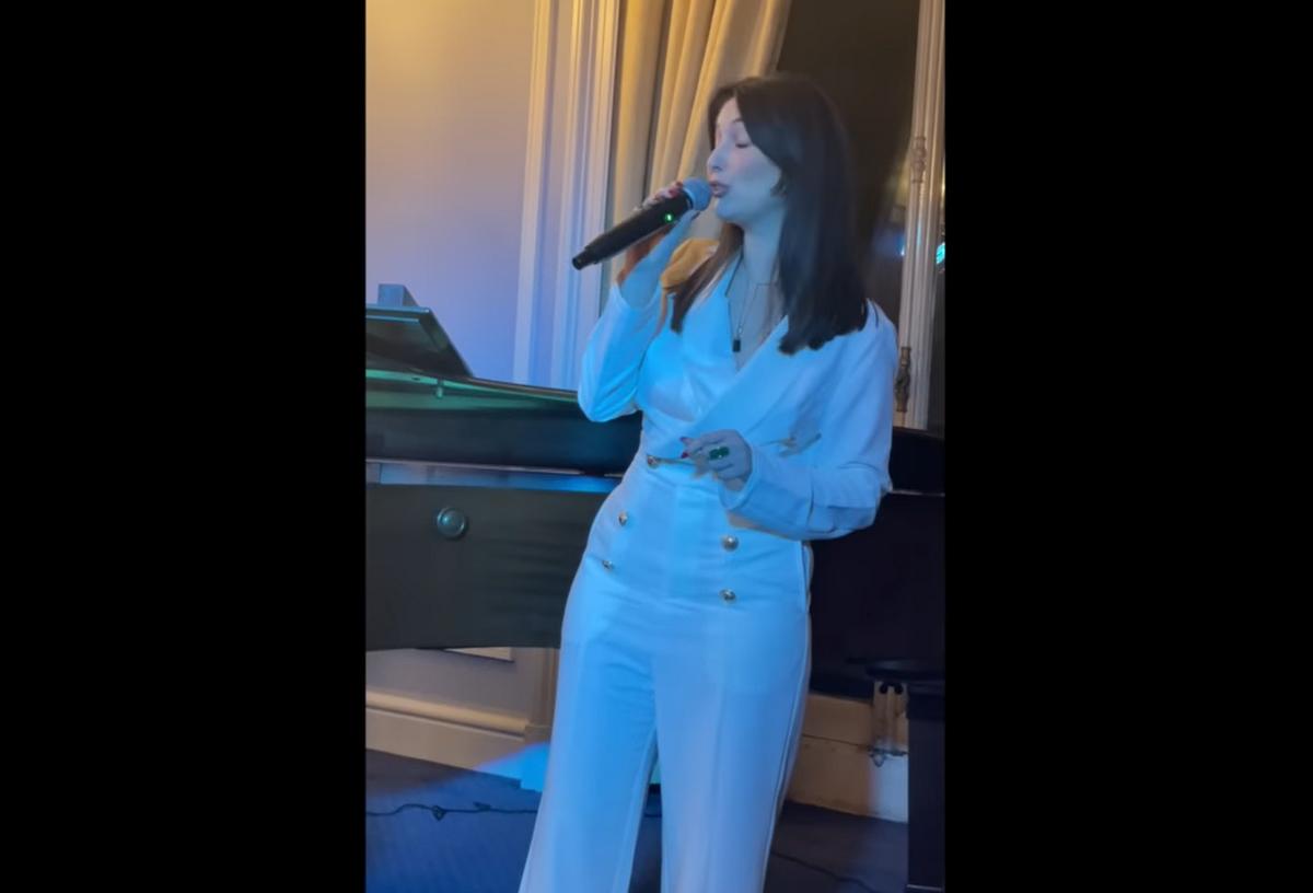 Spectacol la ICR Londra: Șefa Catinca Nistor cântă fals, violoncelistul interpretează o manea. - Foto: captură video