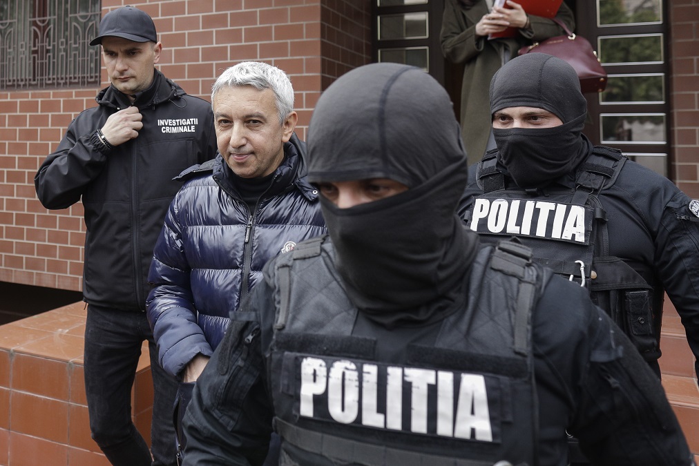 Dan Diaconescu, bănuit că ar fi avut relații cu două gemene minore, a fost ridicat de la locuința sa de polițiști Foto: INQUAM Photos/Octav Ganea