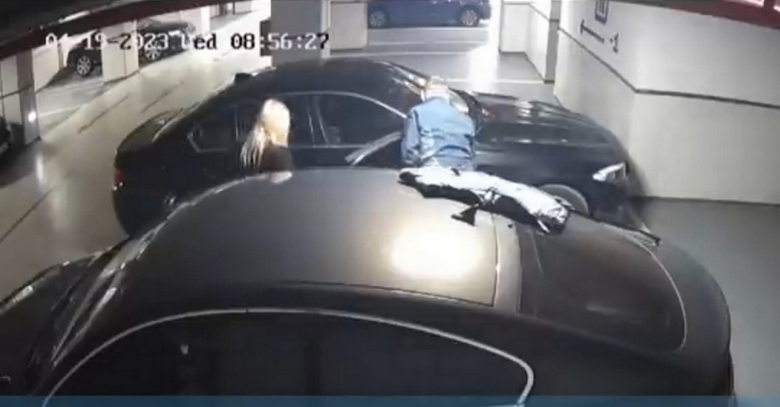 O parcare subterană din centrul Timișoarei a fost tranformată în WC de un cuplu. - Foto: captură video