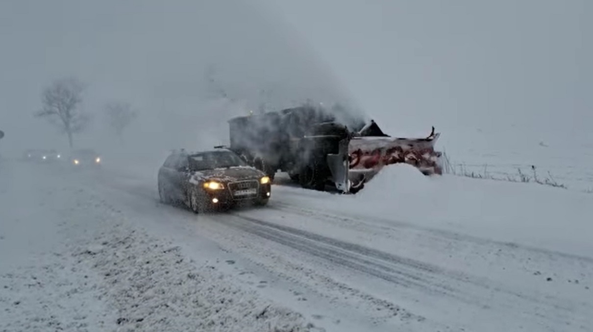 Mașinile înaintează cu greu prin zăpadă Foto: captură video Facebook/CNAIR