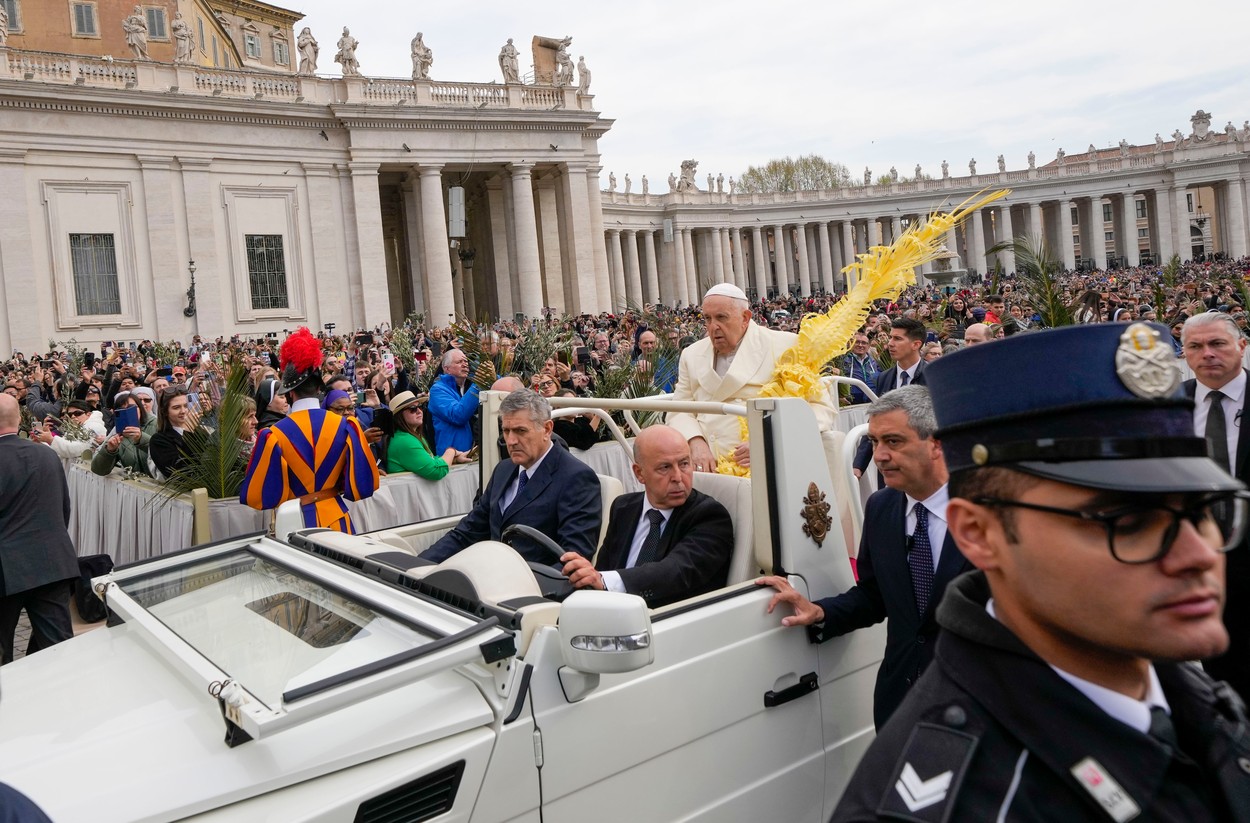La bordul "papamobilului", pontiful a afişat o mină serioasă înainte de a celebra slujba, la care promisese că va fi prezent, în faţa a 30.000 de persoane - Foto: Profimedia Images