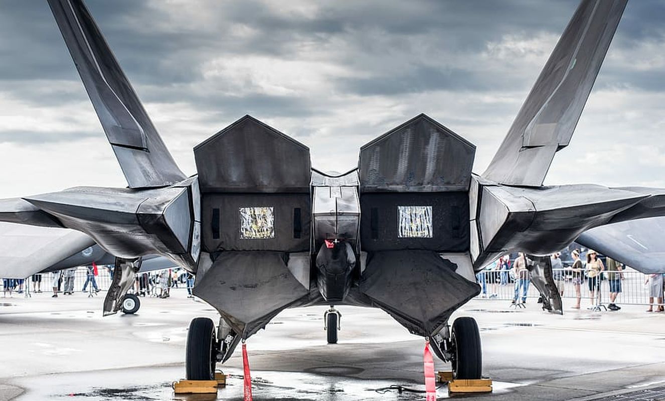 Avion de vânătoare F-22 Raptor - Foto: WallpaperFlare/CC0