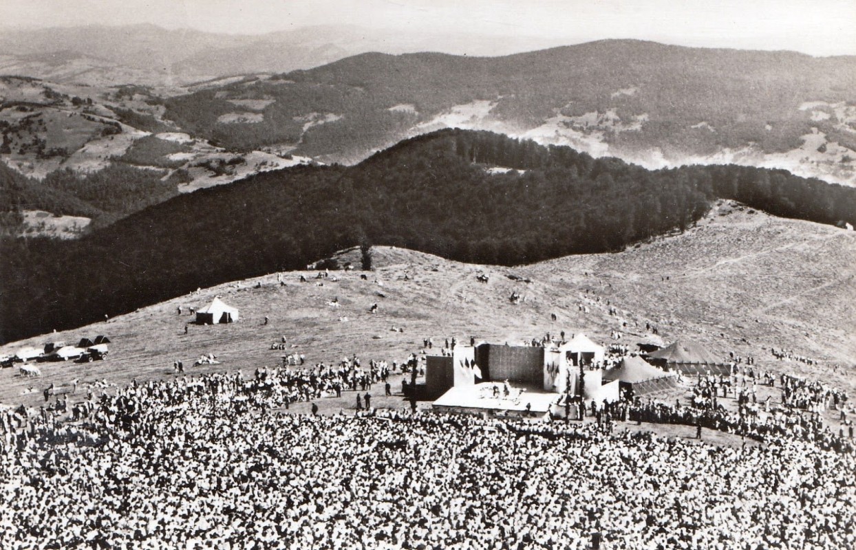 Târgul de Fete de pe Muntele Găina, imagine din 1963 - Foto: Alexandru (Sandu) Mendrea