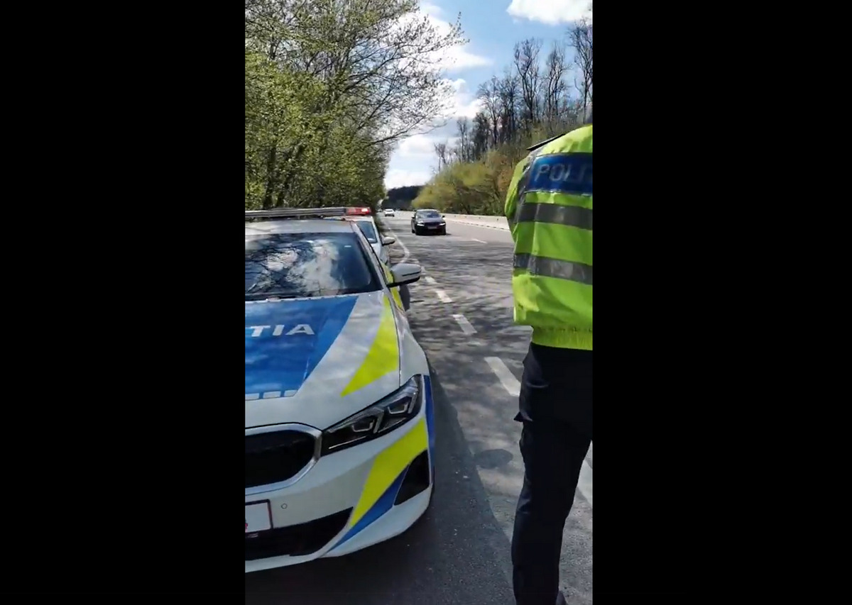 A început tradiționalul haos pe DN1 București - Brașov. BMW-urile poliției sunt pregătite. - Foto: captură video