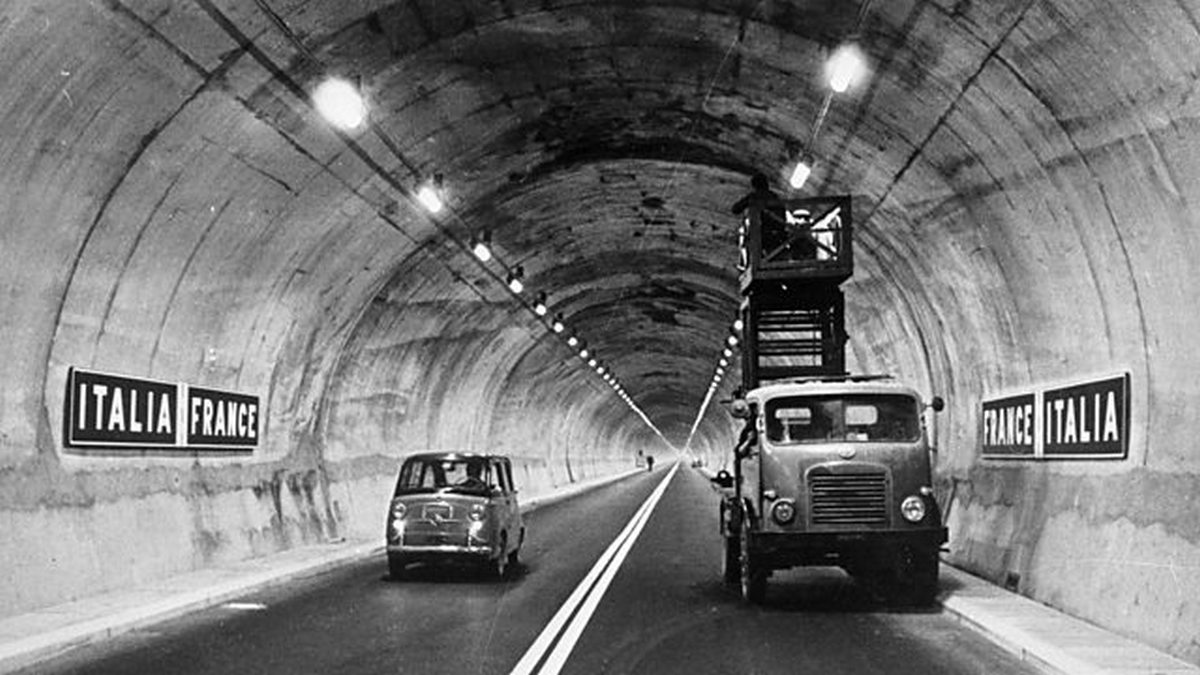 La cunoscutul tunel Mont Blanc, cu o lungime de 11 kilometri, ce leagă Franța de Italia, s-a lucrat din 1959 până în 1962 - Foto: bbc.co.uk