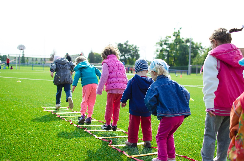 Copiii fac activități în aer liber Foto: pexels.com (imagine cu rol descriptiv)