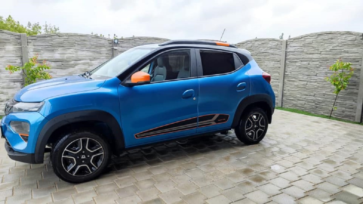 Folii pe geamurile unei Dacia Spring Foto: Facebook/Cernica Vlad-Cristian