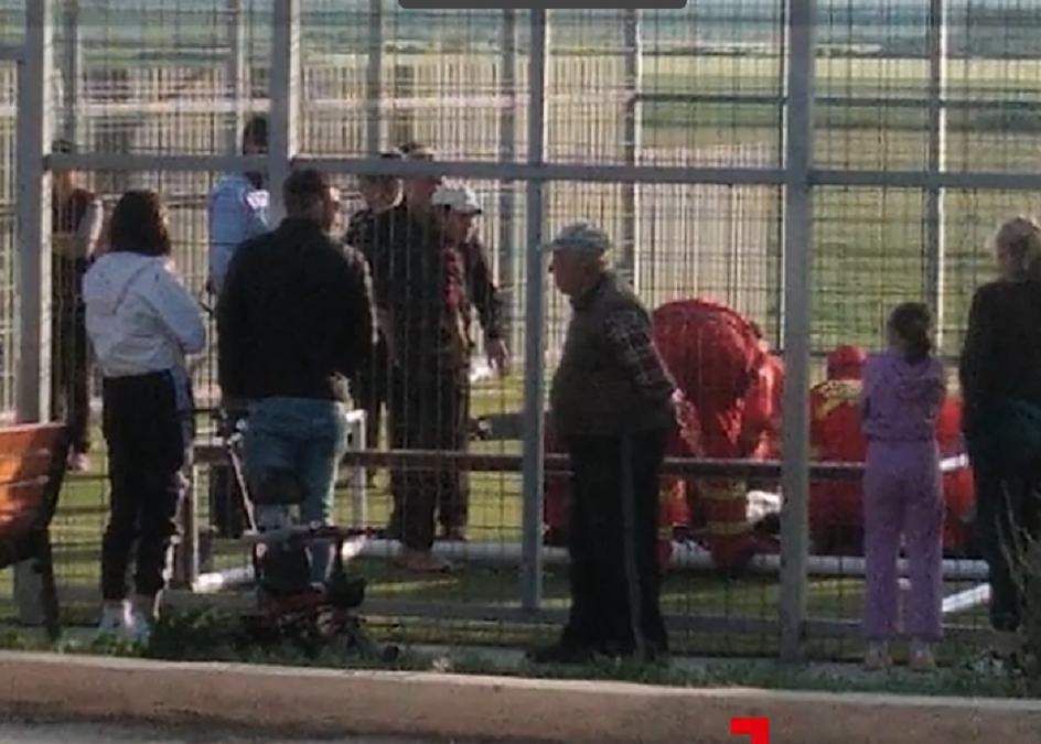 Un tânăr de 17 ani a ajuns în comă profundă după ce s-a prăbușit poarta de fotbal peste el Foto: observatornews.ro