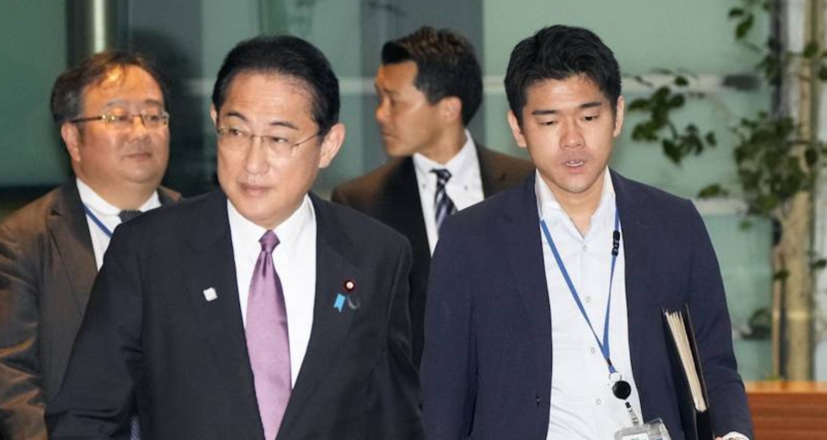 Premierul Japoniei și-a demis fiul din postul de secretar, după ce a dat o petrecere scandaloasă - Foto: Kyodo via The Japan Times