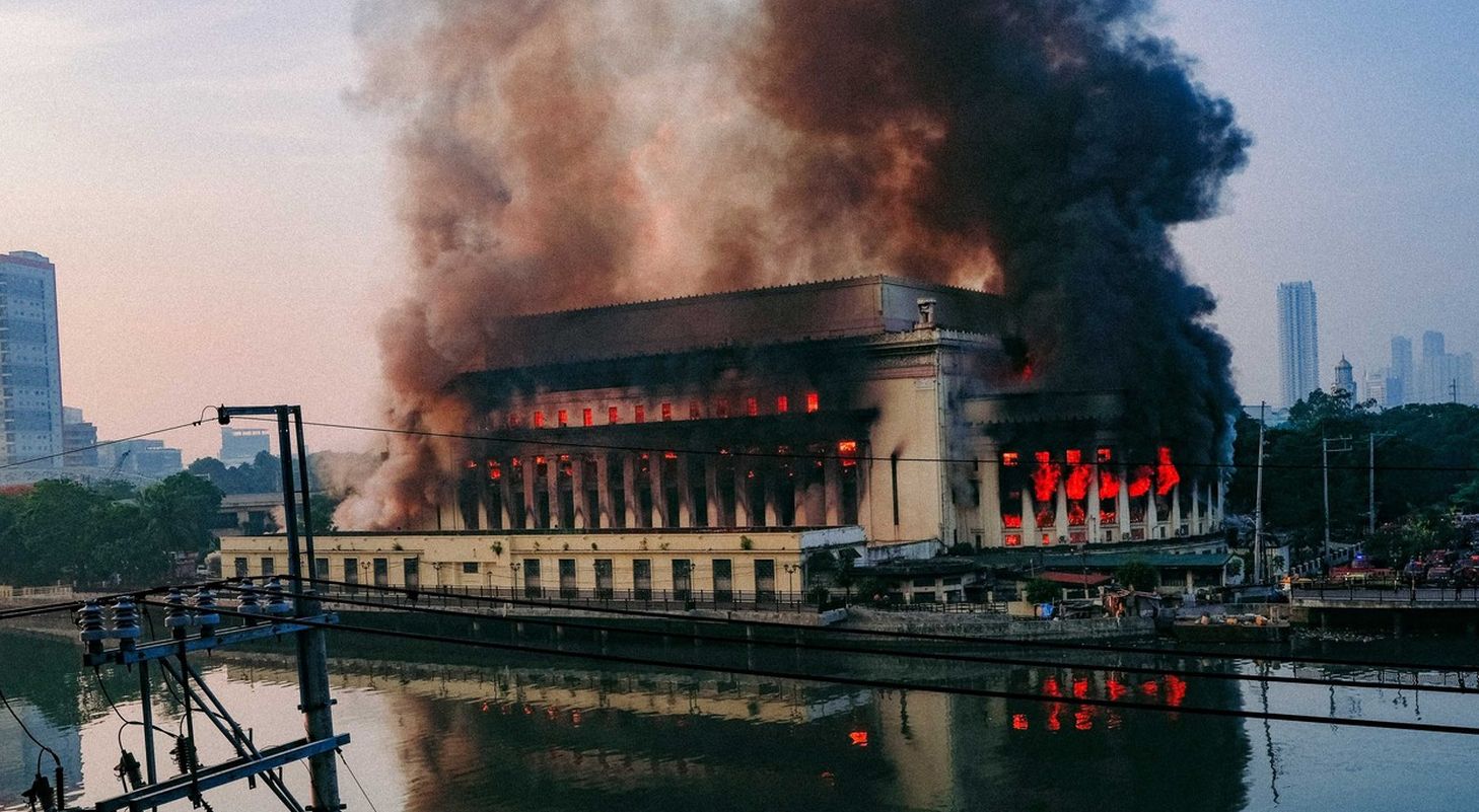 Clădirea Oficiului Central al Poştei Filipineze arzând - Foto: Profimedia Images