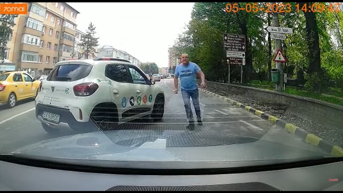 Un „bombardier” cu mașină electrică Dacia Spring a scos ranga la un șofer care l-a claxonat. - Foto: captură video