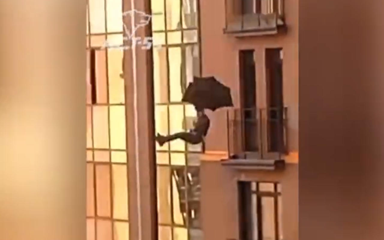 Un rus a sărit cu umbrela de la etajul 8 - Foto: Twitter/ @nexta_tv