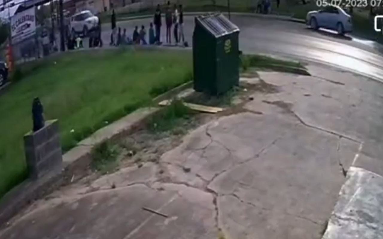 7 morți după ce o mașină a lovit un grup de persoane în fața unui centru de primire a migranților - Foto: Twitter/ Anny Oakley
