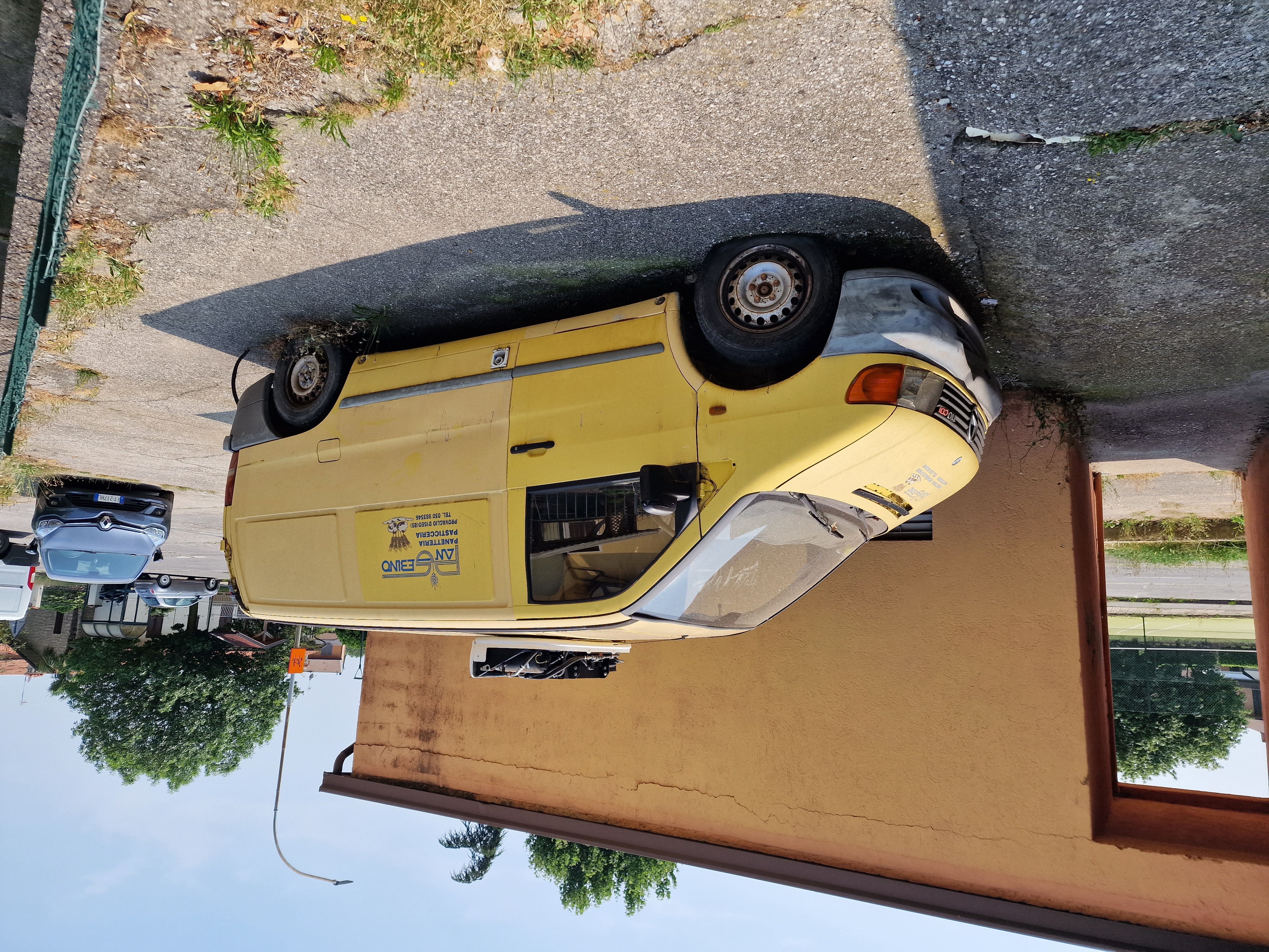 O hală în paragină se află acolo unde este sediul unei alte afaceri conduse de Ionel Arsene și Gheorghe Vlasie în Italia Foto: NWR