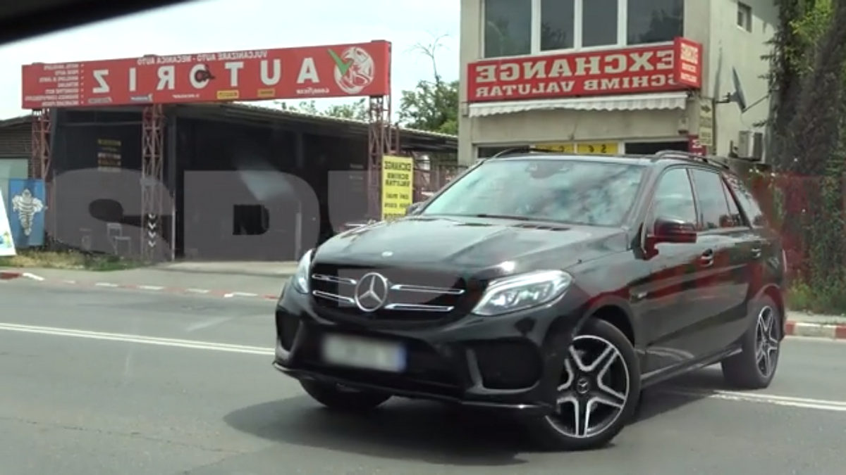 Viorel Moldovan trece linia dublă continuă cu SUV-ul de 100.000 € ca pe cea a careului de 16 m - Foto: captură video spynews.ro