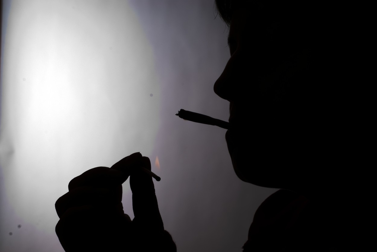 Un tânăr fumează iarbă, imagine cu caracter ilustrativ - Foto: Profimedia Images
