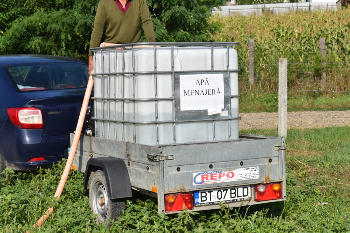 Locuiesc la 20 de km de oraș dar primesc apă în butoaie de la Primărie. Apă cu porția pentru săteni Foto:Botoșăneanul