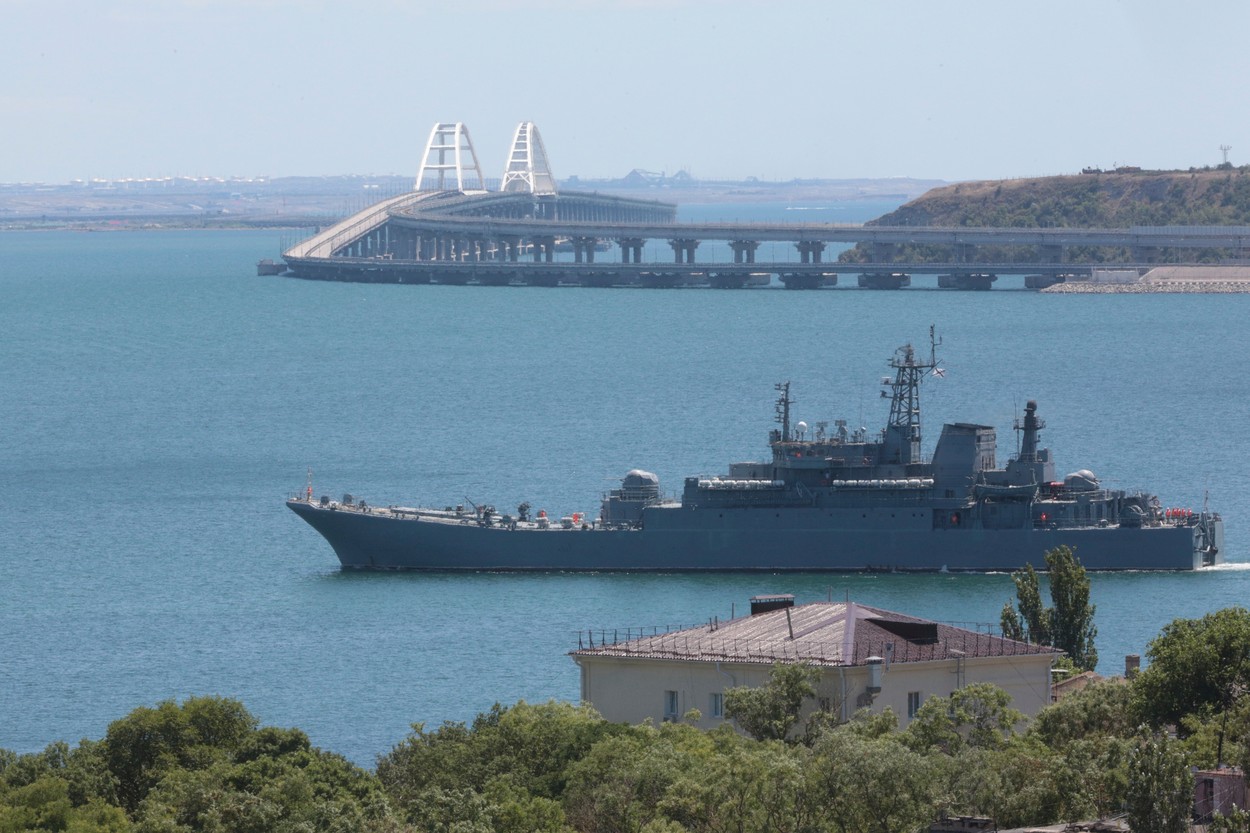 Podul Crimeei, construit cu mari cheltuieli la ordinul preşedintelui rus Vladimir Putin după anexarea peninsulei în 2014, a fost vizat de mai multe ori de atacuri ucrainene - Foto: Profimedia Images