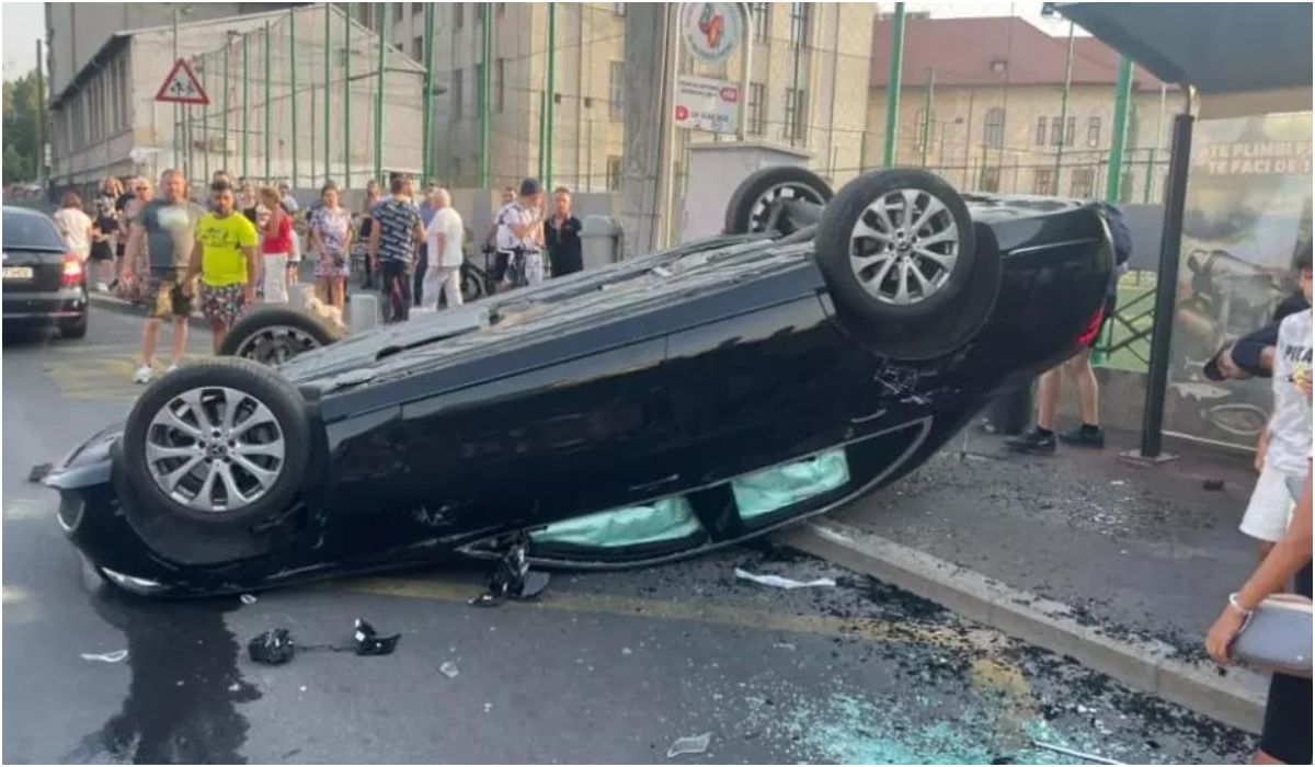 Mercedes aruncat cu roțile în sus de un BMW, pe bulevardul Tineretului. Unul dintre șoferi a intrat cu viteză pe contrasens și ar fi făcut drifturi înainte de accident - Foto: Observator / imagine cu caracter ilustrativ