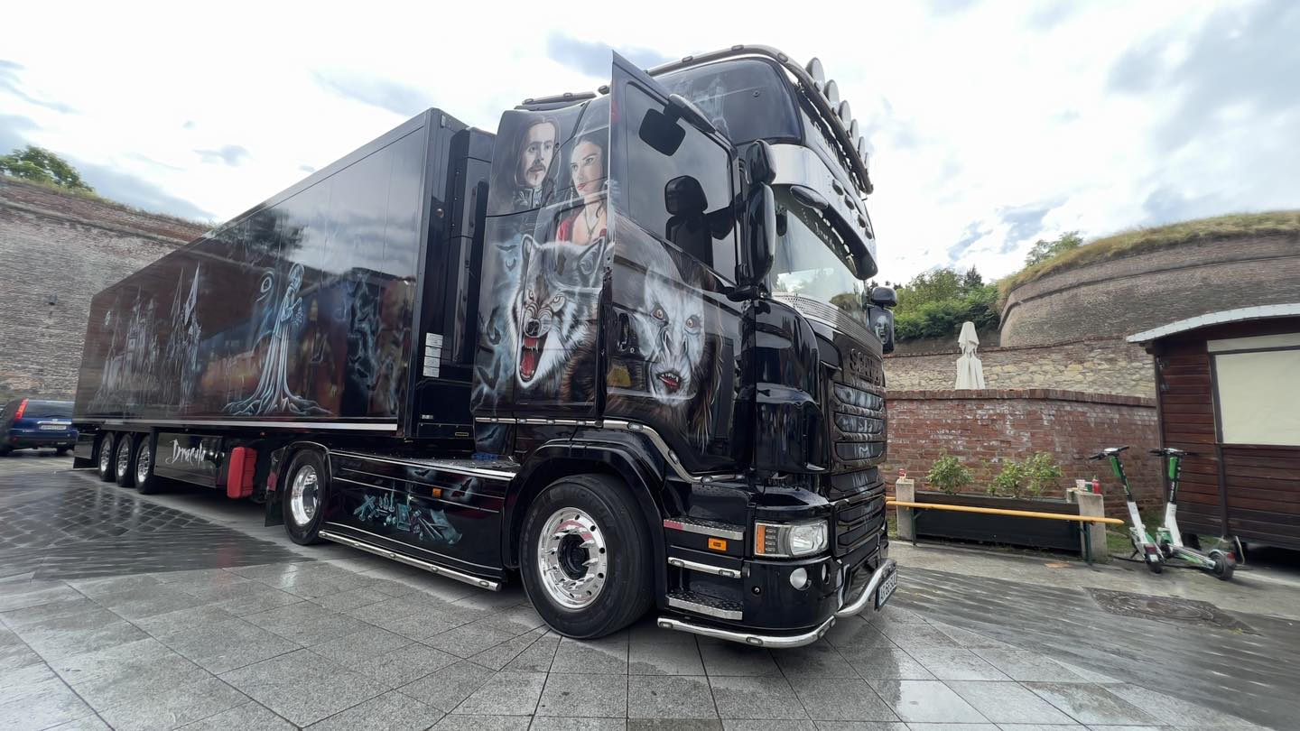 Parada titanilor șoselelor: „Dracula”, cel mai tare TIR din România, tunat cu 60.000 € - Foto: Facebook/INFOTRUCKER