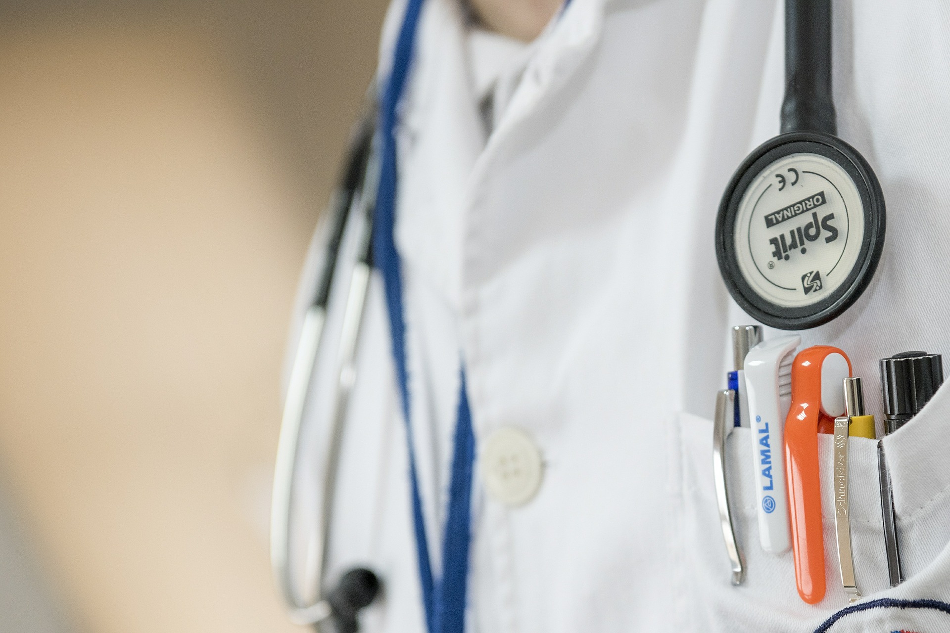 Anchetă la o Casă de Pensii din țară după ce un medic și o asistentă au luat mită în bani și mâncare - Foto: Profimedia / imagine cu racater ilustrativ