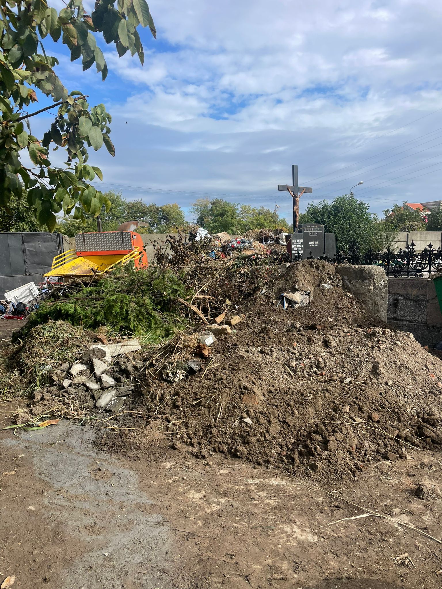 Cimitirul Eroilor din Timișoara a ajuns groapă de gunoi. Autoritățile au dat amenzi pe banda rulantă Foto: tion.ro