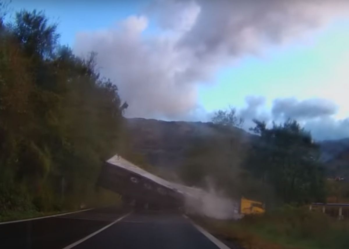 Cum a reușit un șofer de TIR să blocheze Valea Oltului. A derapat într-o curbă cu 80 km/h - Foto: captură video