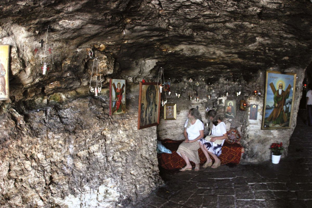 Slujbă de Liturghie mâine la „Peștera Sfântului Andrei”. Mii de credincioși vor fi prezenți - Foto: Crestini.ro