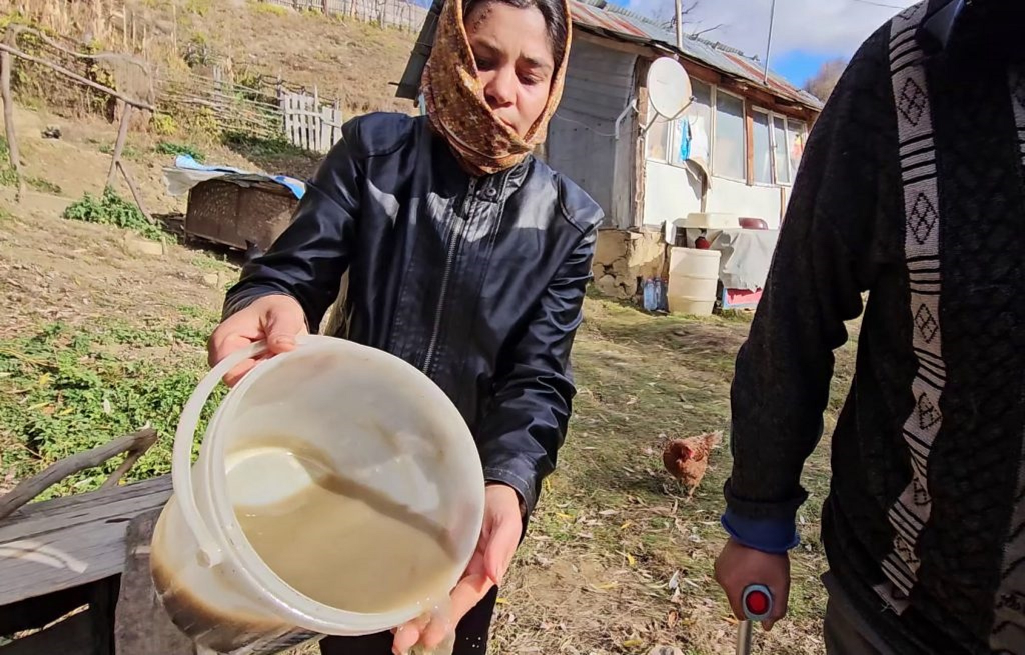 Apa a ajuns să fie un lux în multe comunități din România. Oamenii sunt nevoiți să o cumpere Foto: Stiri de Buzau